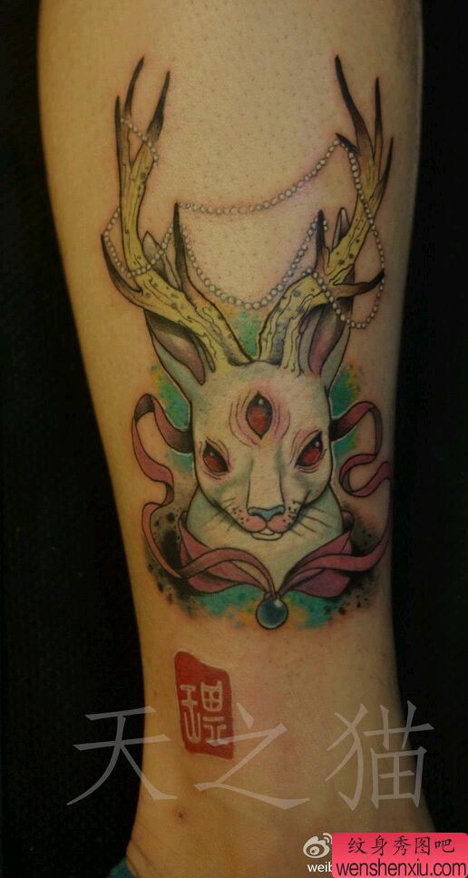 女生腿部流行经典的鹿角兔子纹身图案