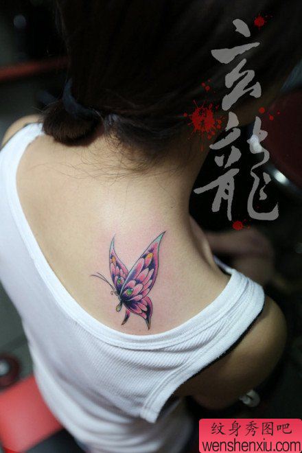 女生后肩背小巧流行的蝴蝶纹身图案