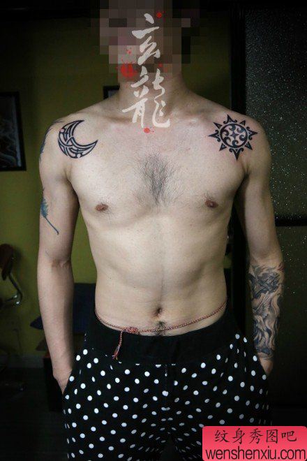 男性肩膀处经典流行的图腾太阳月亮纹身图案