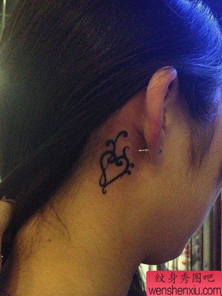 女生耳部小巧流行的图腾爱心纹身图案