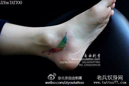 女生脚踝处小巧流行的彩色羽毛纹身图案