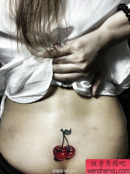 女生腰部小巧时尚的小樱桃纹身图案