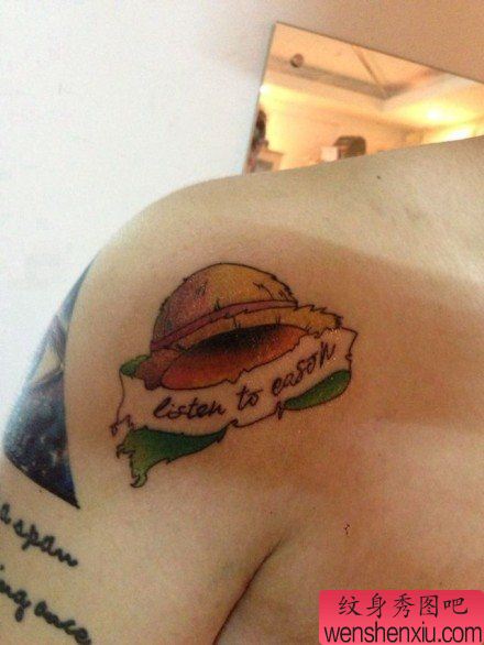 肩膀处一幅流行流行的海贼王草帽纹身图案