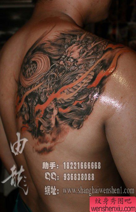 男性后肩背帅气流行的麒麟纹身图案