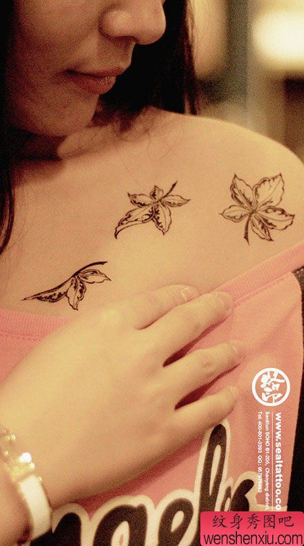 女生肩膀处流行经典的图腾树叶纹身图案