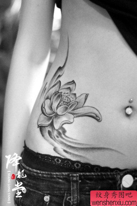美女腹部唯美时尚的莲花纹身图案