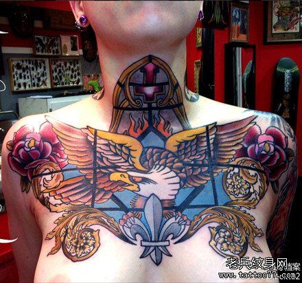 男性胸前超酷经典的老鹰纹身图案
