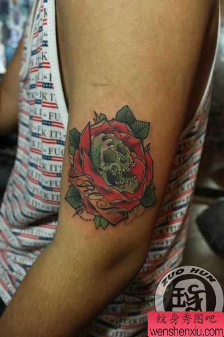 手臂小巧经典的school骷髅纹身图案