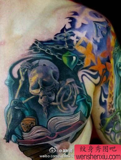 胸前一幅看书的骷髅纹身图案