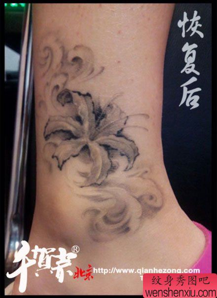 女生小腿唯美流行的黑白彼岸花纹身图案