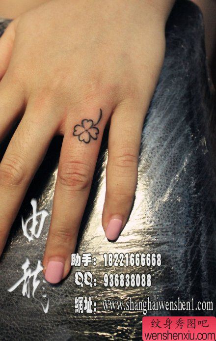女生手指小巧经典的四叶草纹身图案