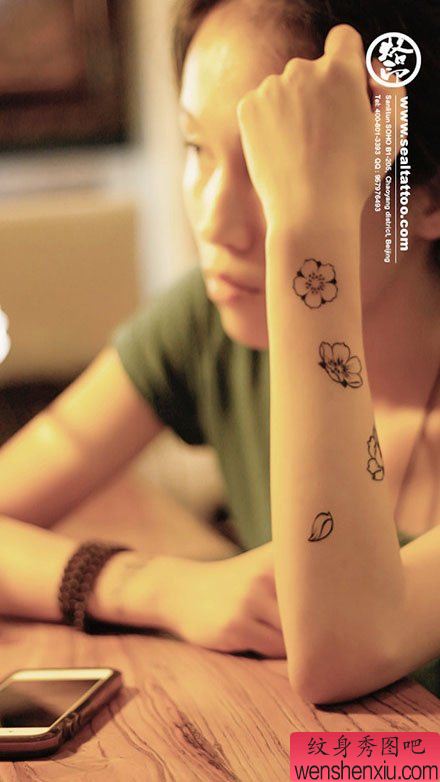 女生手臂流行小巧的梅花纹身图案