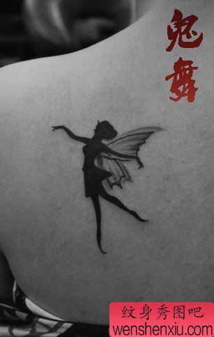女生肩背流行的跳舞的小精灵纹身图案
