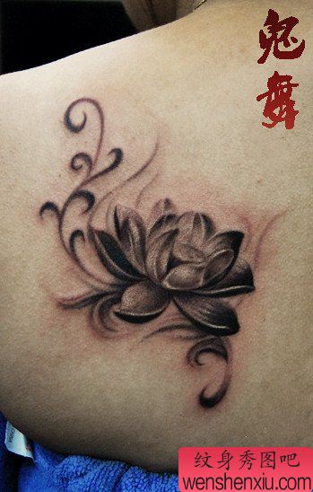 女生肩背唯美清雅的黑白莲花纹身图案