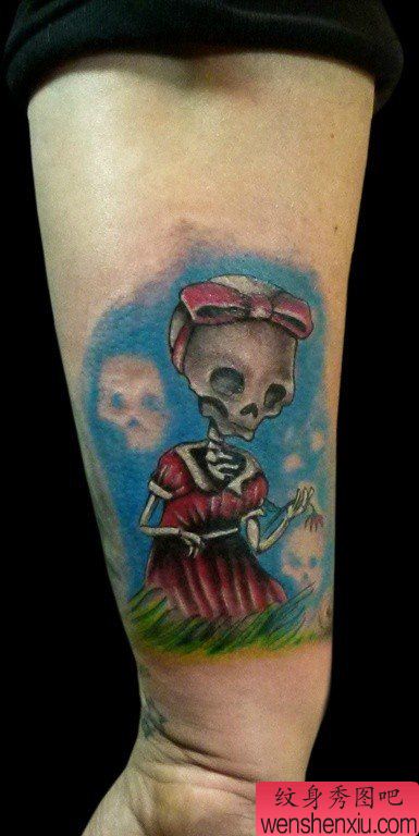 手臂流行小巧的骷髅纹身图案