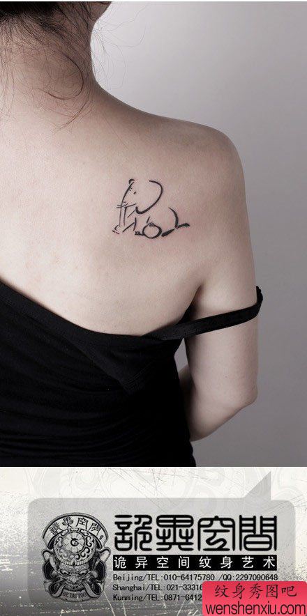 女生肩背小巧流行的图腾大象纹身图案