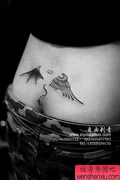 女生腰部小巧的一半天使一半恶魔翅膀纹身图案