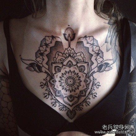 女生胸前流行经典的点刺图腾藤花纹身图案