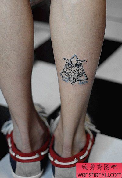 腿部流行小巧的猫头鹰纹身图案
