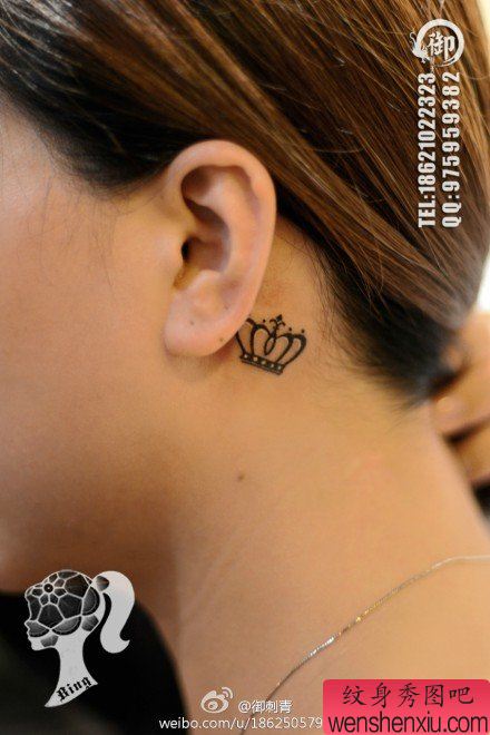 女生耳部小巧流行的图腾皇冠纹身图案