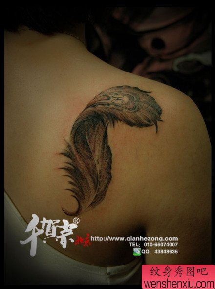 女生肩背唯美流行的黑白羽毛纹身图案