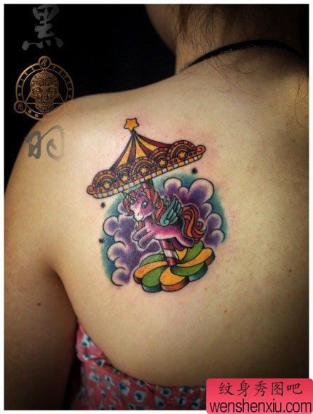 女生肩背流行流行的旋转木马纹身图案