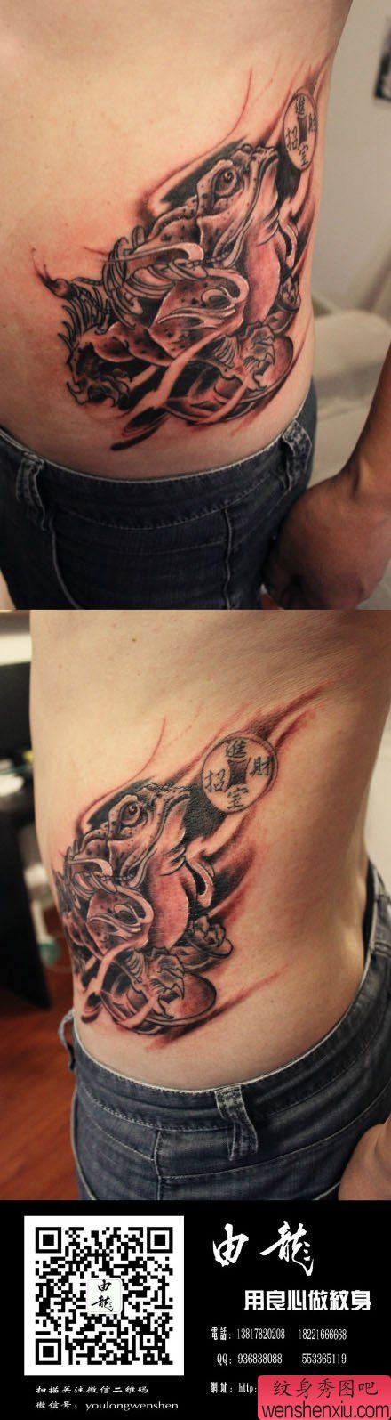 男性侧腰一幅经典的黑白金蝉纹身图案