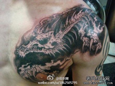 男性肩膀处超酷的骷髅骨架麒麟纹身图案