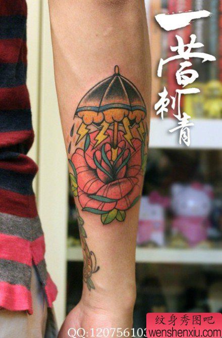 手部唯美流行的雨伞与玫瑰花纹身图案