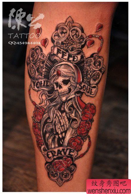 腿部经典的一幅祈祷的骷髅纹身图案