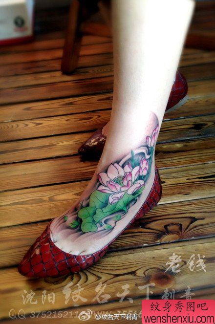 女生脚背漂亮唯美的彩色莲花纹身图案