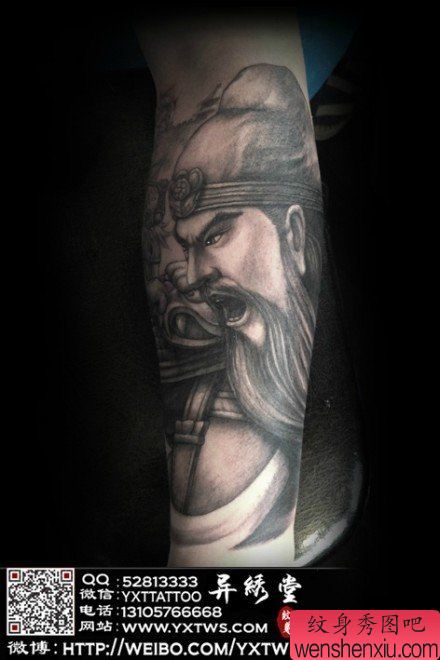 手臂流行经典的一幅黑白关公纹身图案