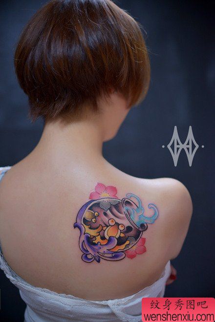 女生肩背流行流行的鱼缸与金鱼纹身图案