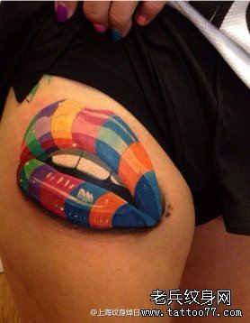 女生腿部一幅漂亮的彩色唇印纹身图案