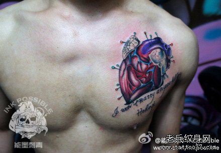 男性胸前经典的一幅心脏纹身图案