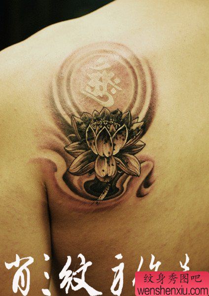 肩背流行唯美的黑白莲花纹身图案