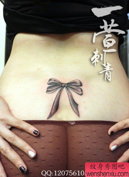 女生腰部小巧的黑白蝴蝶结纹身图案