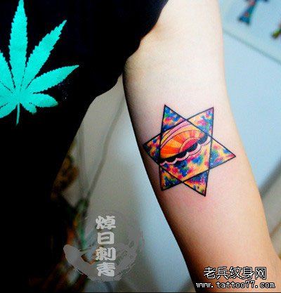 手臂内侧一幅星空六芒星纹身图案