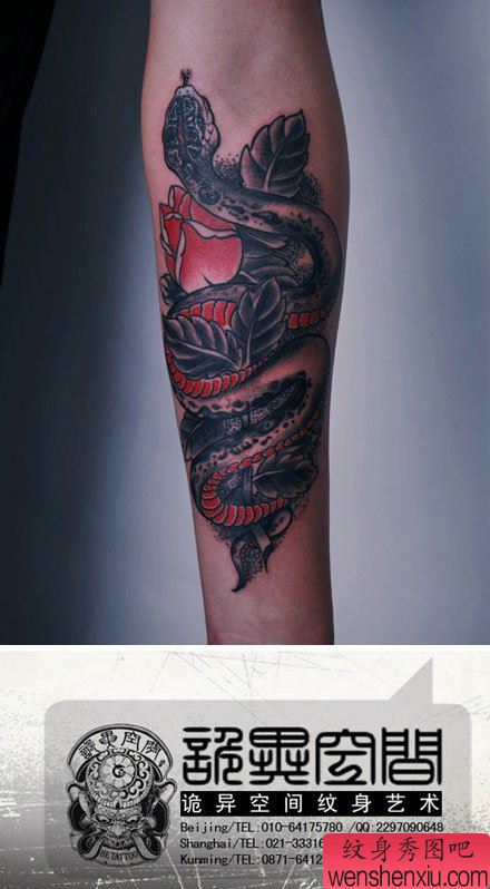 手臂帅气经典的黑白蛇纹身图案