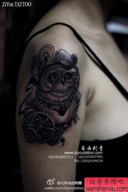 女生手臂一幅经典的黑白猫头鹰纹身图案