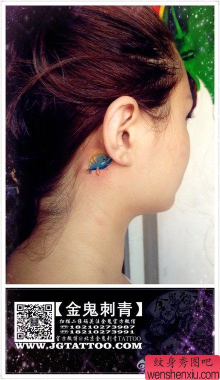 女生耳部一幅小巧的小鱼纹身图案
