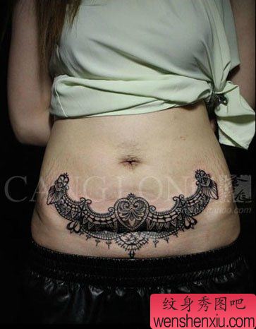 女生腹部流行精美的蕾丝纹身图案