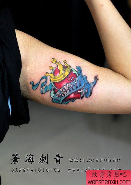 手臂内侧一幅精美的爱心纹身图案