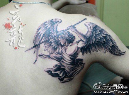 男生肩背一幅黑白欧美天使纹身图案