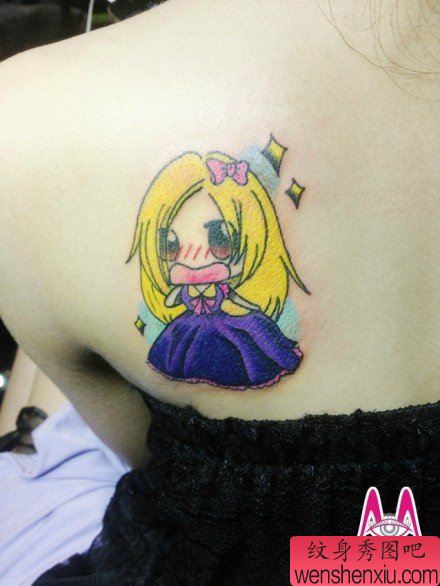 女生肩背可爱的卡通小女孩纹身图案