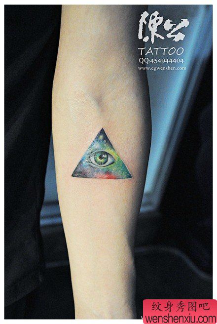 手臂精美流行的星空全视之眼纹身图案