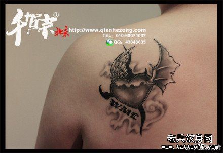 肩背一幅小巧流行的爱心翅膀纹身图案