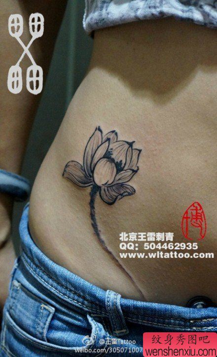 女生腹部清雅流行的水墨莲花纹身图案