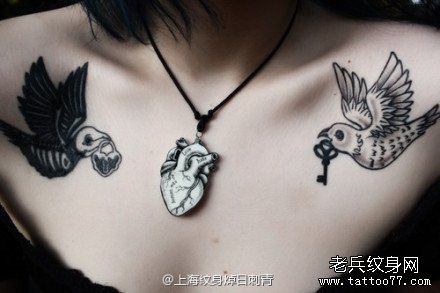 女生胸前唯美流行的黑白小鸟纹身图案