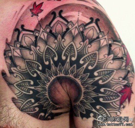 男性肩膀处流行经典的图腾花卉纹身图案